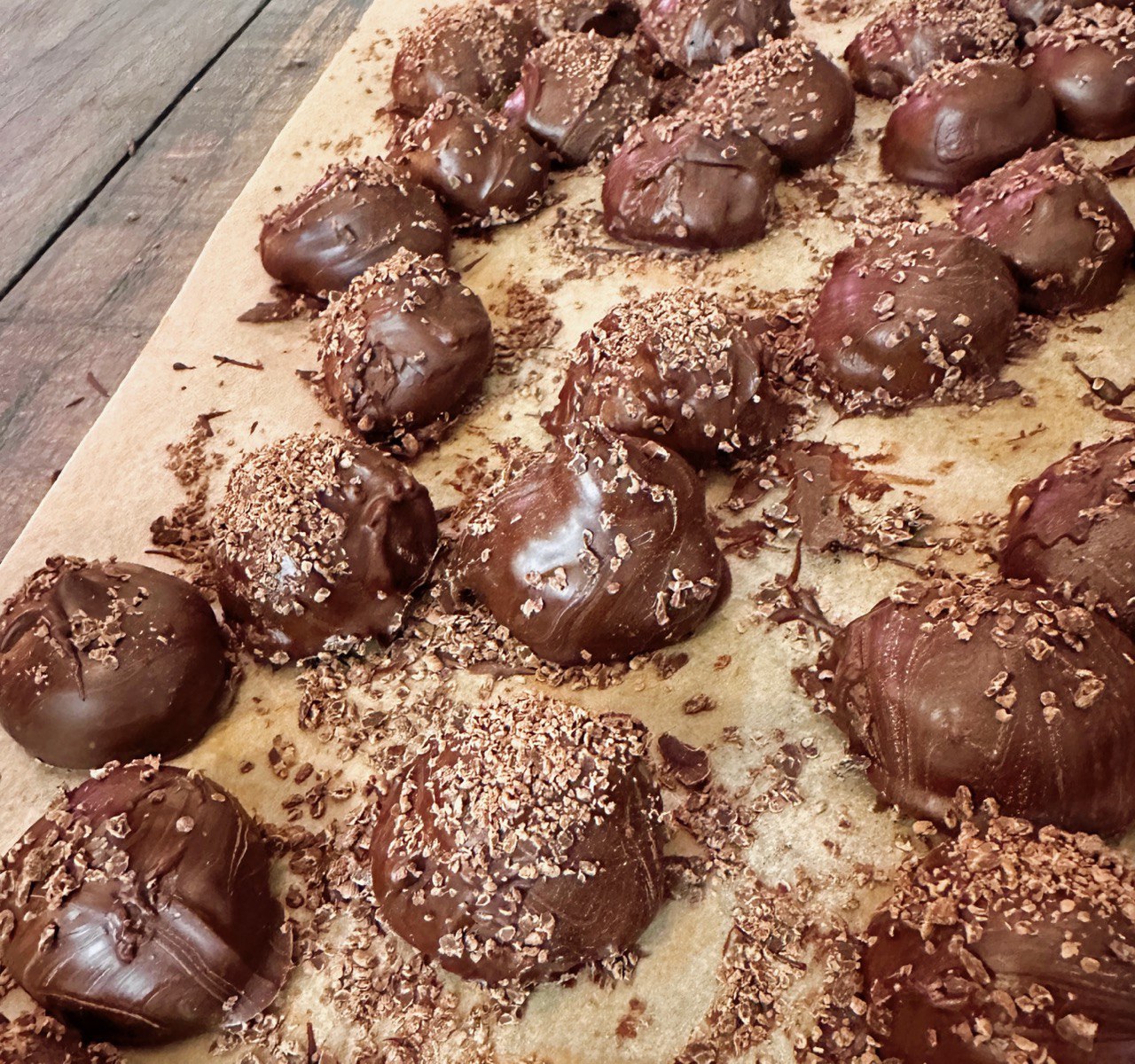 sjokoladetrøfler med kakaonibs-strø